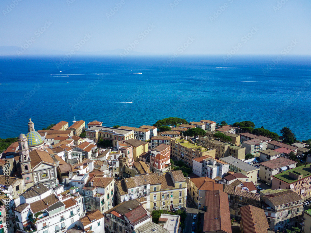 Vista aerea della città di vietri sul mare, costiera amalfitana