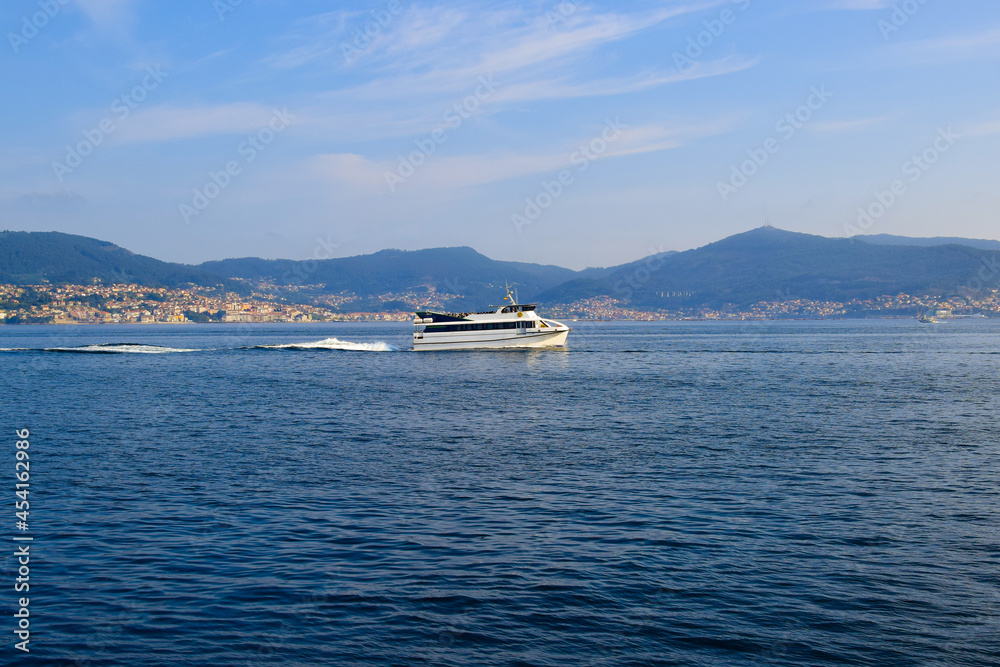 Obraz premium Crusing Ferry