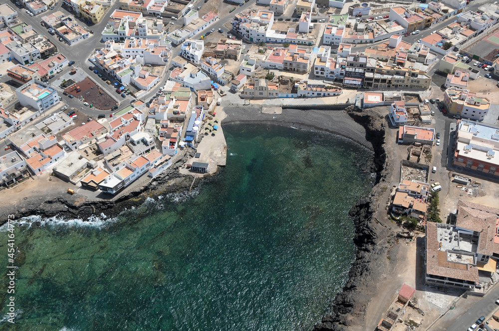 Fotografía aérea del pueblo y costa de Corralejo en la isla de Fuerteventura, Canarias