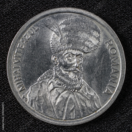 Coin 100 lei Romania. photo