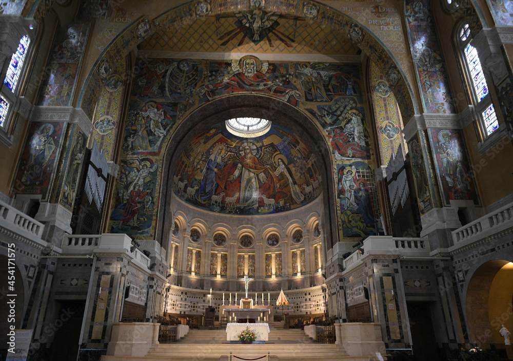 L' intérieur de la Basilique Sainte-Thérèse de Lisieux.