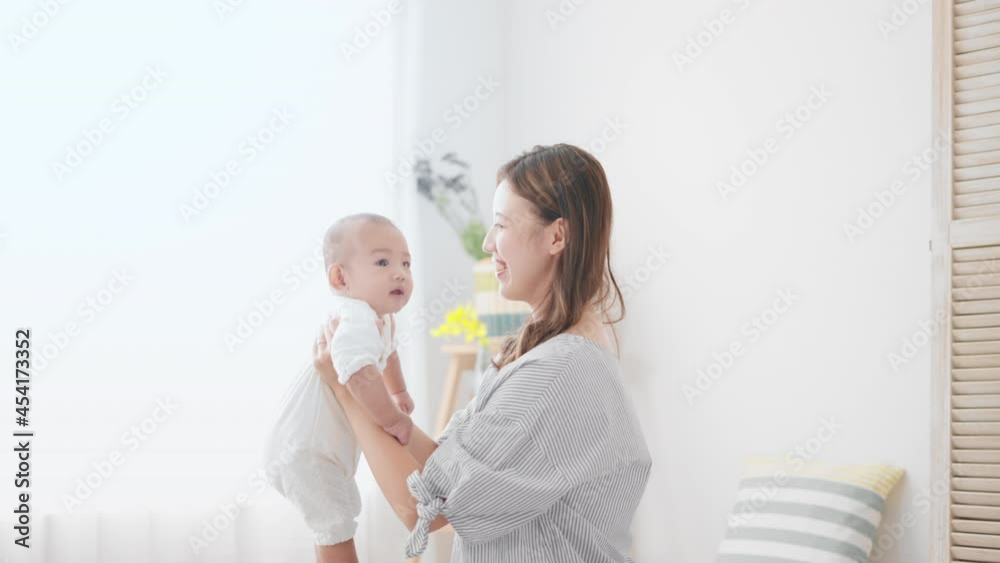 這い這いをする赤ちゃん　イメージ