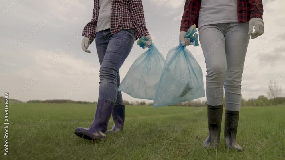 Vidéo Stock volunteers collect garbage in garbage bags, protect nature