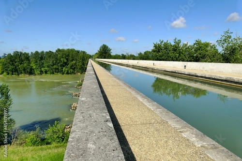 Le pont-canal au-dessus de la Garonne à Agen