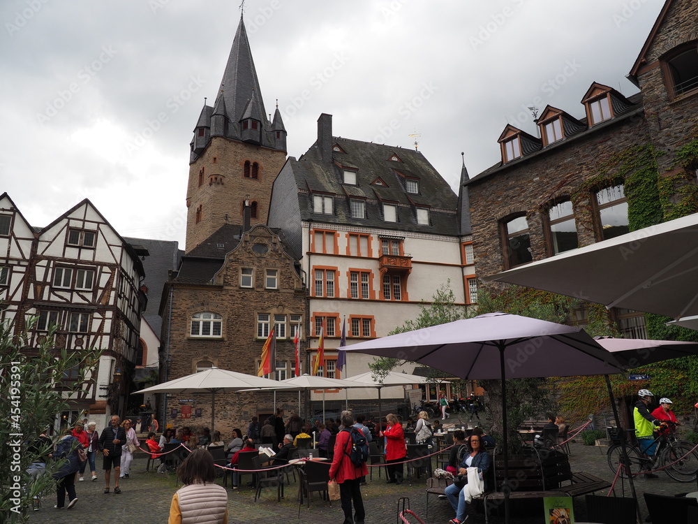 Obraz premium Bernkastel Kues - beliebtes Urlaubsziele an der Mosel