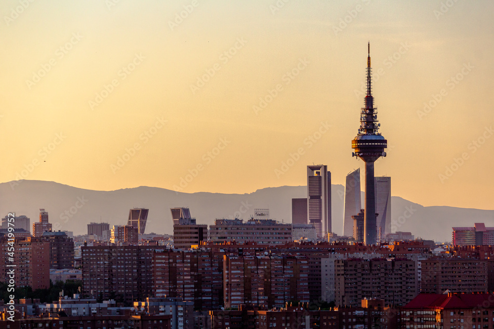 Fototapeta premium Madrid city skyline at sunset