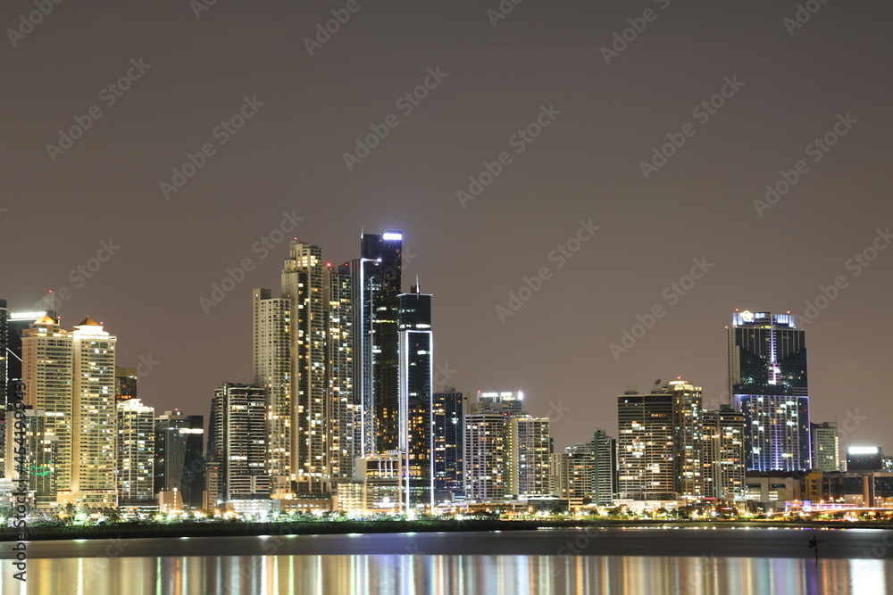 Hermosa vista nocturna de los edificios de la ciudad de Panamá
