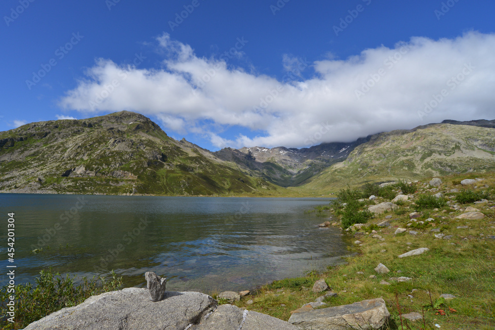 Fototapeta premium Lago alpino, cielo e nuvole