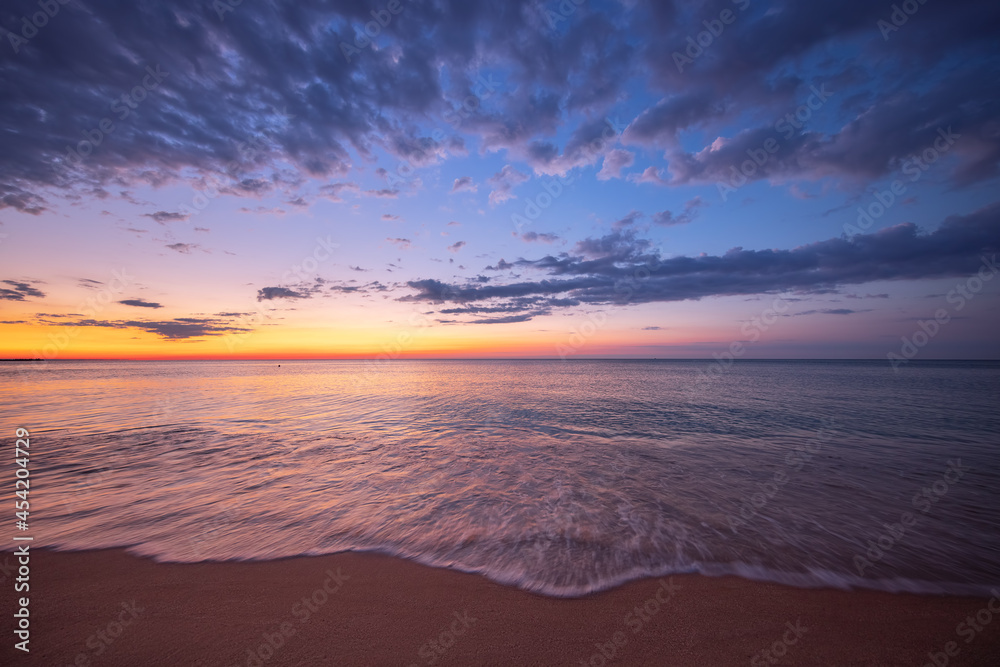 Obraz premium Beautiful sunrise over the sea
