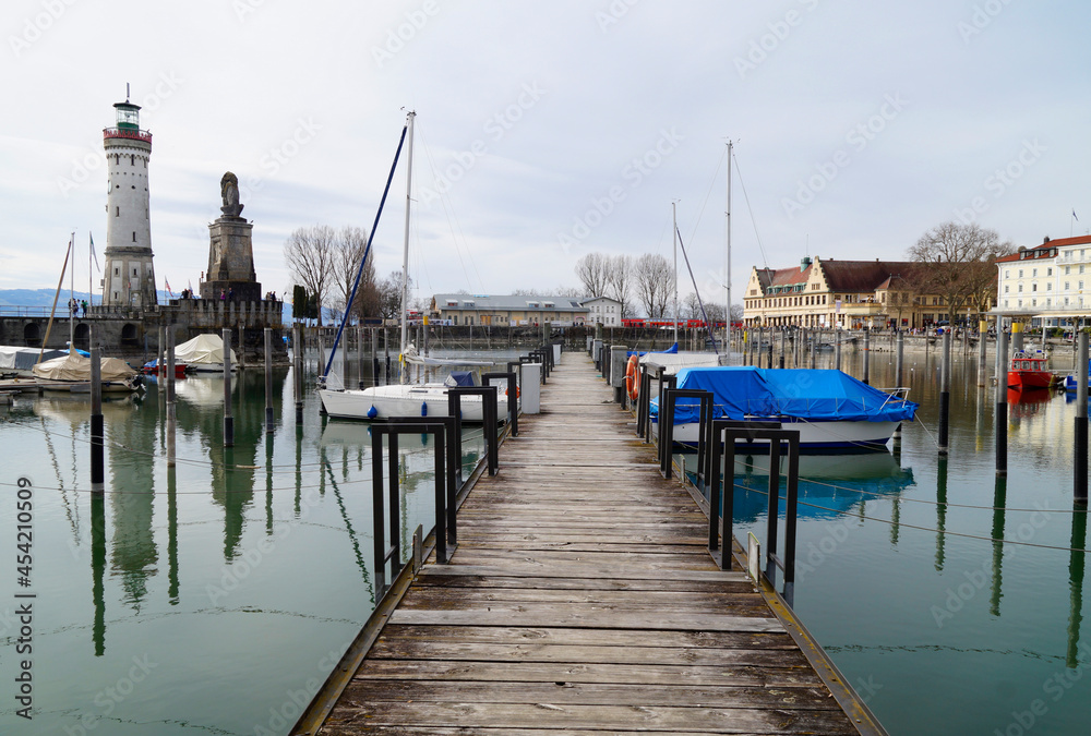 Wintertime at the beautiful harbour of Lindau city on lake Constance (Germany) Wintertime at the beautiful harbour of Lindau city on lake Constance (Germany)
