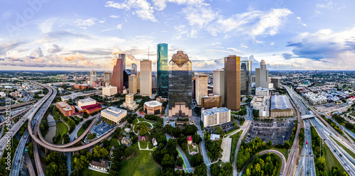 Photo Ariel cityscape view of downtown Houston Texas with park in foreground