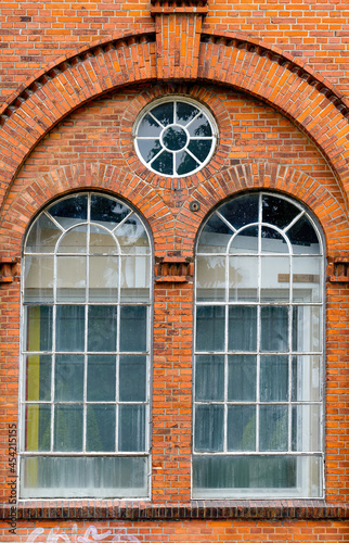 Backsteingebäude mit Facettenfenster