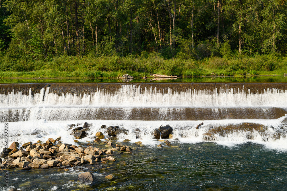 Obraz premium Tumwater Dam along the Wenatchee River in summer in the Cascade Mountains of Washington State