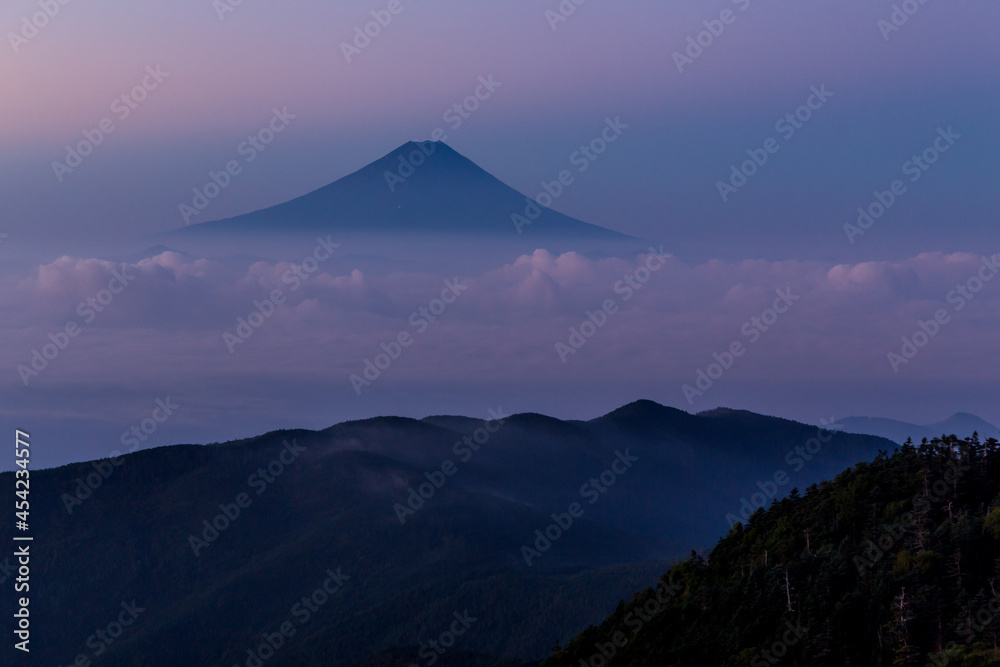 夜明けの国師ヶ岳から雲海に浮かぶ富士山