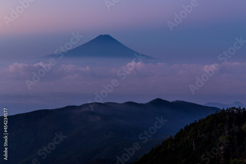 夜明けの国師ヶ岳から雲海に浮かぶ富士山