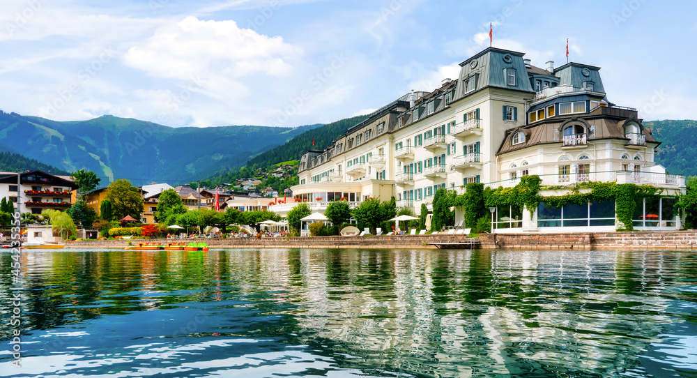Fototapeta premium Beautiful view from the lake to the promenade of Zell am See, Austria