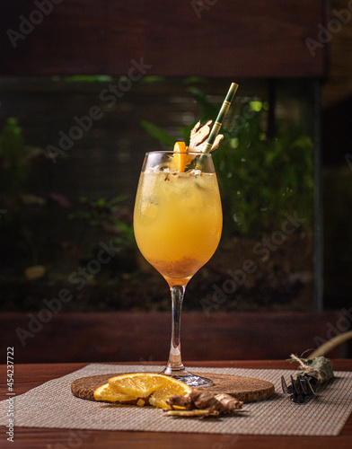 cocteles en copa con naranja  photo