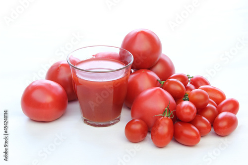 トマトジュースといろいろな大きさのトマト