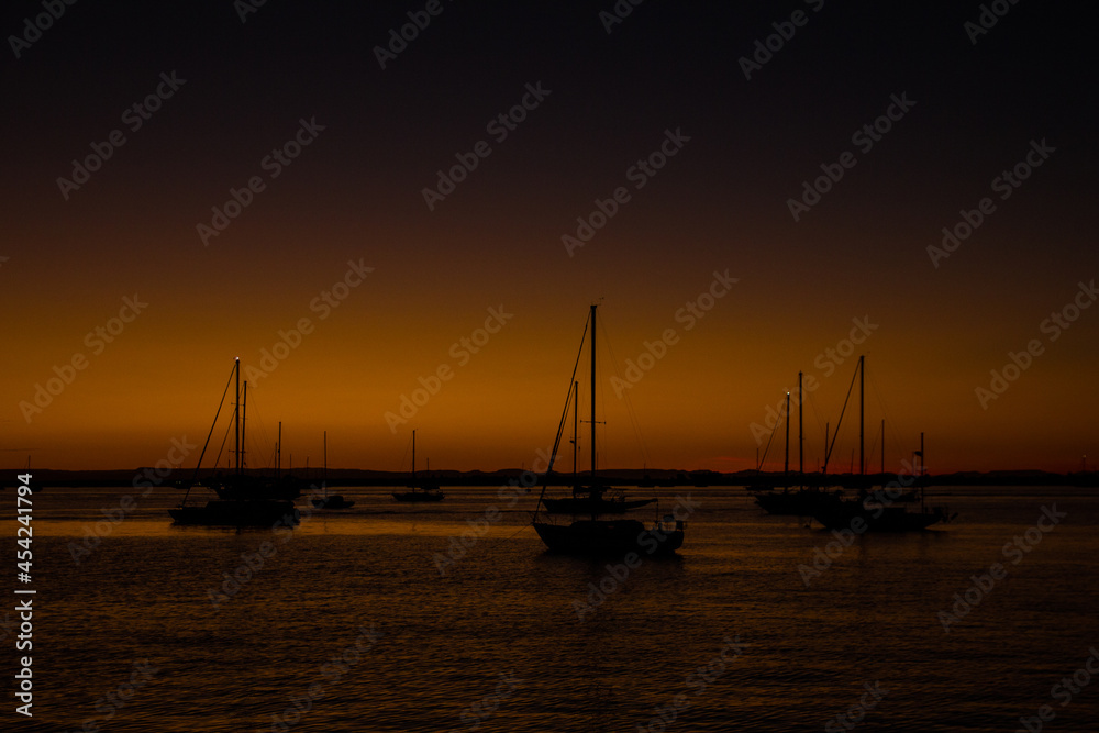 Botes en el atardecer