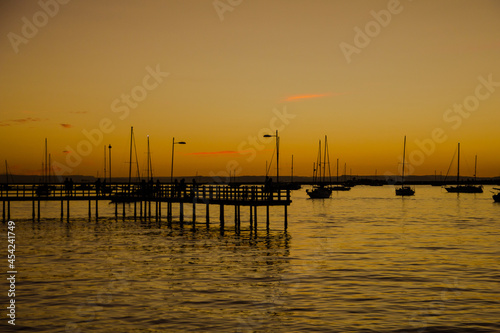 atardecer en el muelle del malec  n 