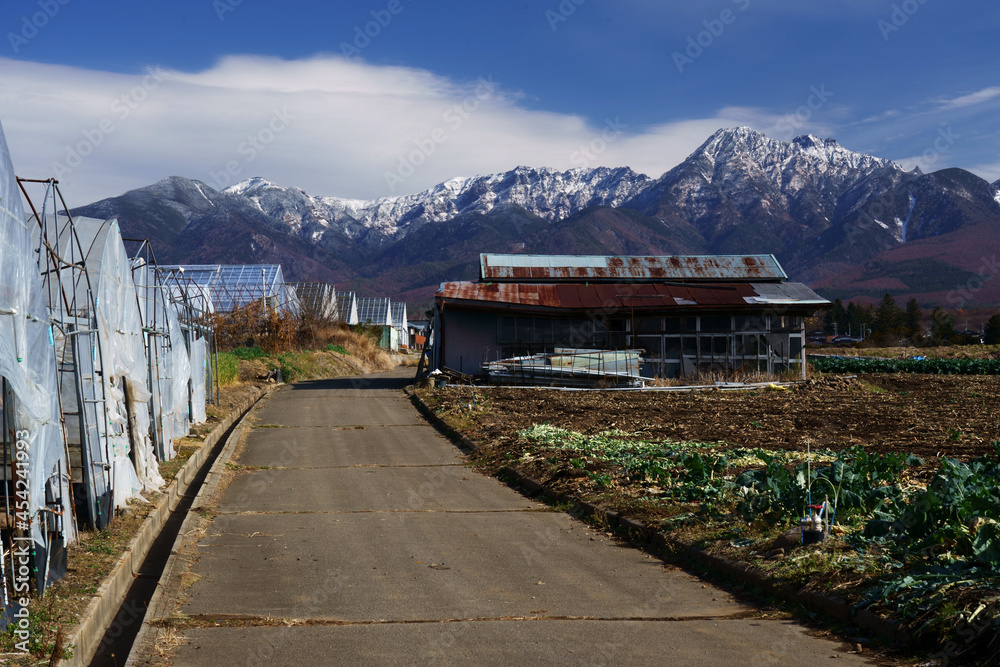 初冬の山のある風景　-日本、長野県、八ヶ岳