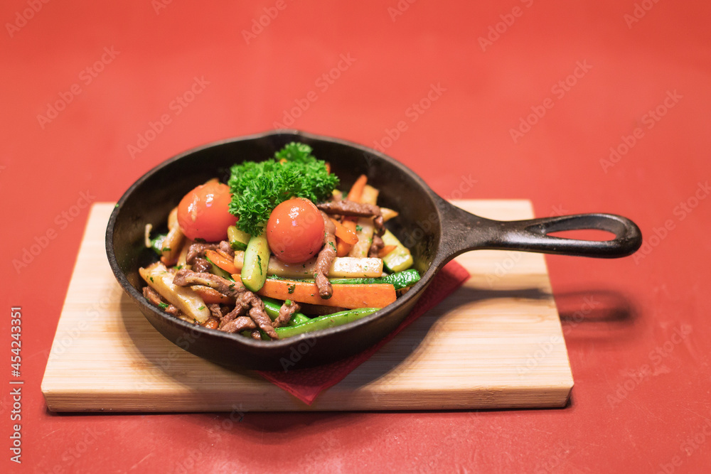 Meat salad with tomatoes, lettuce and carrots.
Healthy lunch menu. Diet food. View from above Meat salad with tomatoes, lettuce and carrots.
Healthy lunch menu. Diet food. View from above