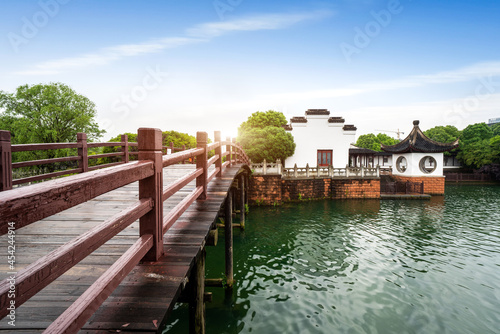 Yanshui Pavilion is one of the famous scenic spots in Jiujiang City, Jiangxi Province