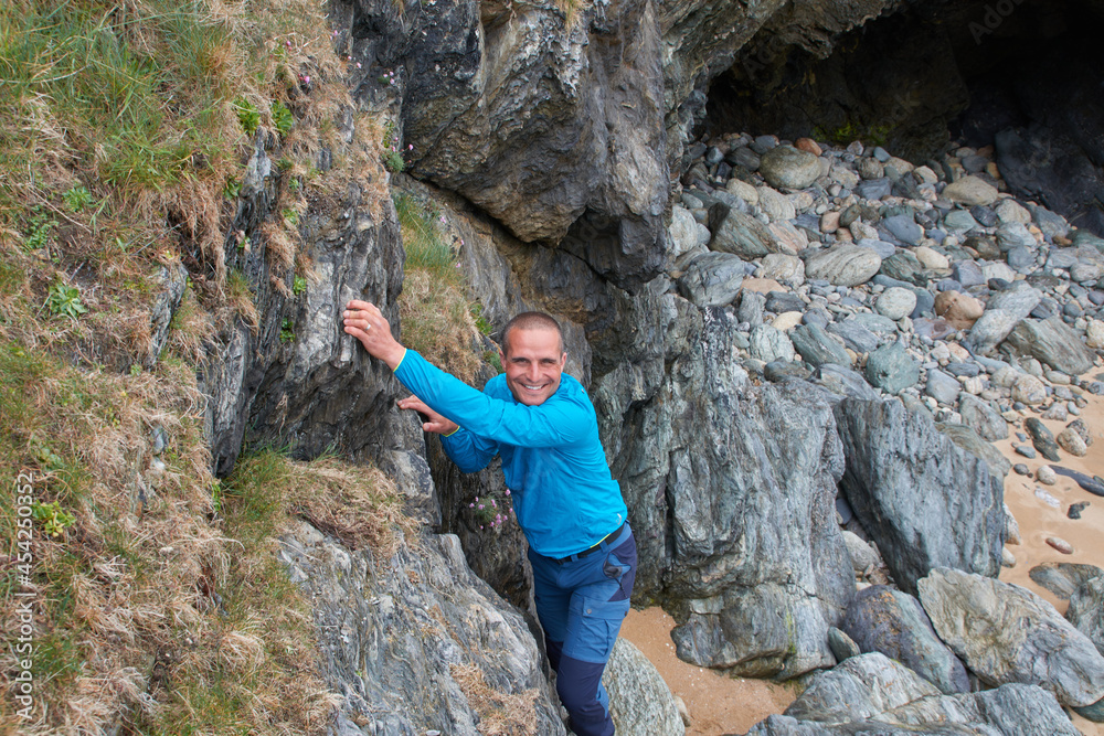 homme sportif escaladant les rochers