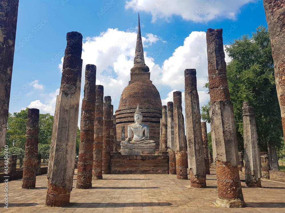 Obraz premium Old Buddha statue in Sukhothai National Park