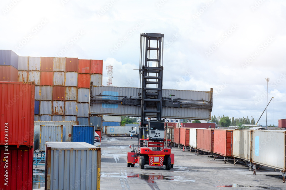 Container Lifting Tools in Container Yards