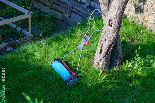 Handrasenmäher auf kleinem Rasengrundstück