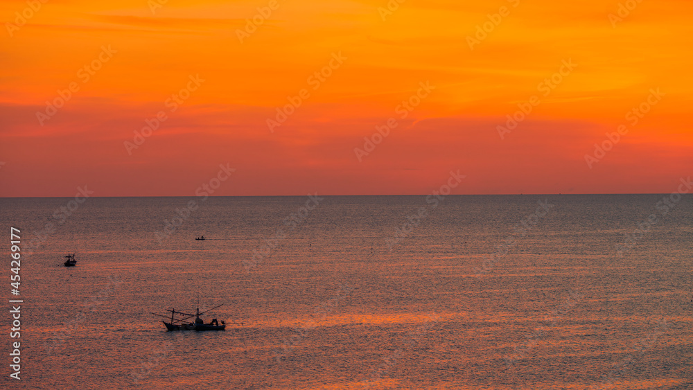 The background of the morning light, the wallpaper of the Twilight sky, the lake or the sea, is a natural beauty, seen between travel. The background of the morning light, the wallpaper of the Twilight sky, the lake or the sea, is a natural beauty, seen between travel.