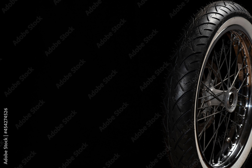 Obraz premium KFZ Reifen auf Schwarz, Biker, Tier, Reifen, Motorrad