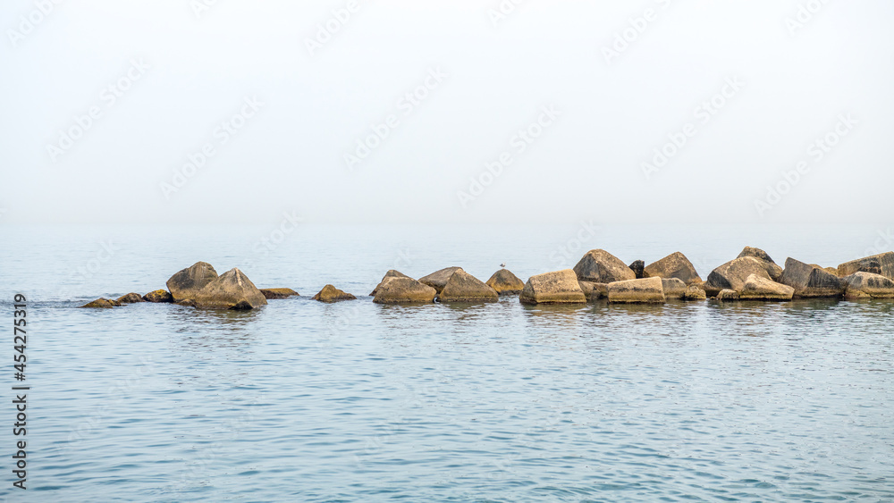 Fototapeta premium kamienny falochron chroniący plaże przed falami morskimi