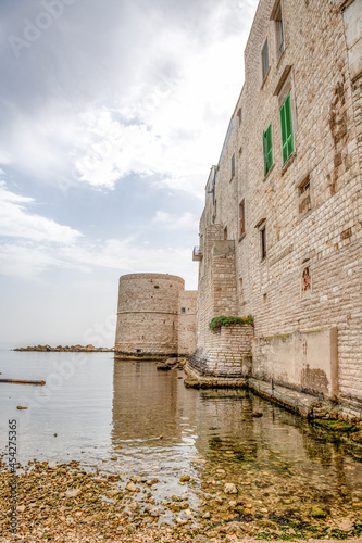 Ruiny zamku z basztą obronną tuż nad brzegiem morza