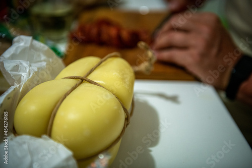 lekki, smaczny ser Provolone - typowy dla południa Włoch