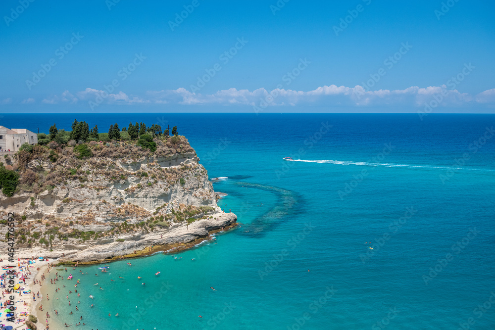 Tropea, najsłynniejsza i napiękniejsza plaża na południu Włoch ze słynnym skalistym klifem - obrazy, fototapety, plakaty 