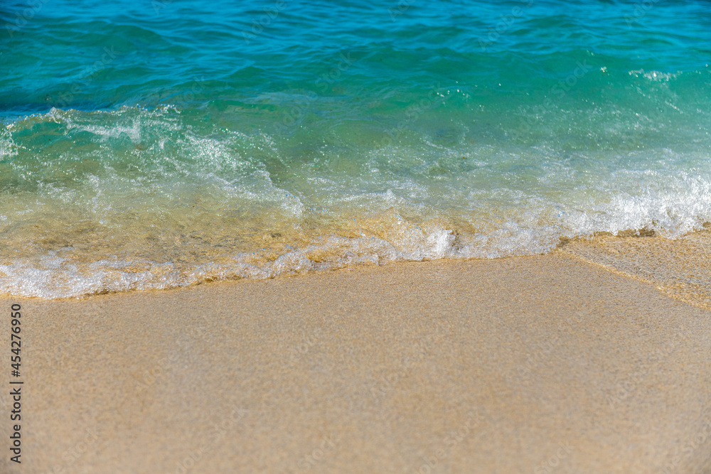 morka fala rozpływająca siena złocistej piaszczystej plaży  - obrazy, fototapety, plakaty 