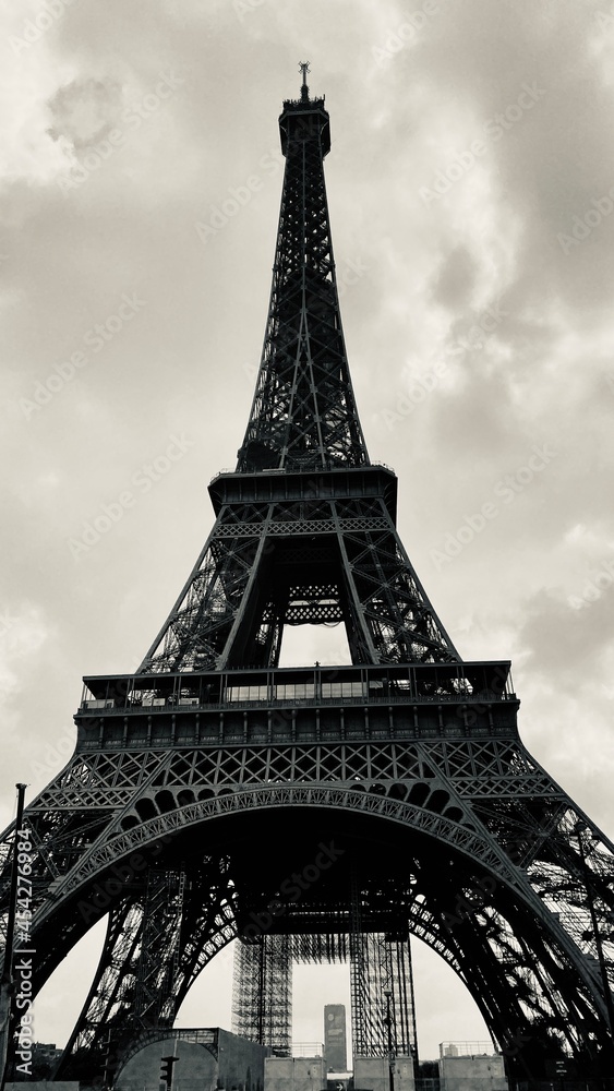 eiffel tower in black and white 