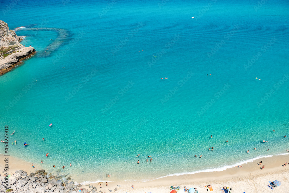 piękna lazurowa woda u wybrzeża Tropea, Kalabria, Włochy - obrazy, fototapety, plakaty 
