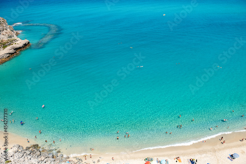 piękna lazurowa woda u wybrzeża Tropea, Kalabria, Włochy