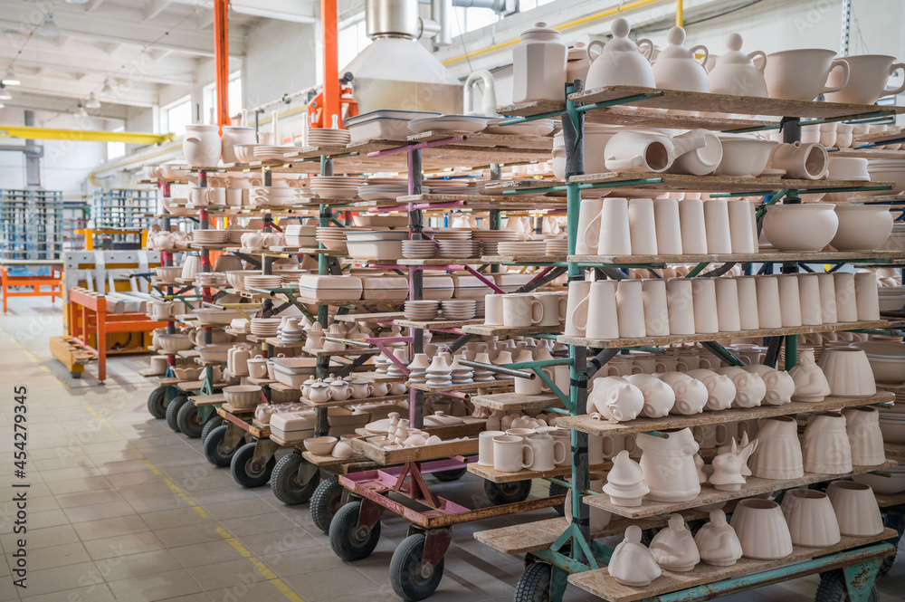 Obraz premium Dishes on the shelves in ceramics factory