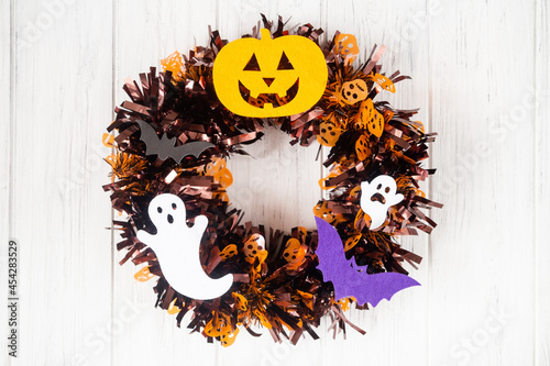 Wreath on the door, Halloween step by step instructions, diy. Thanksgiving door decor, lesson for children. Step 6 © studiomay