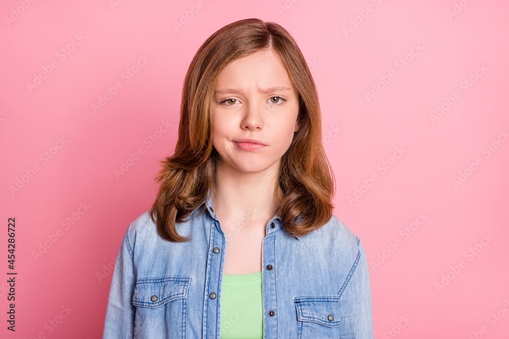 Photo portrait uncertain misunderstanding girl wearing jeans outfit isolated pastel pink color background Photo portrait uncertain misunderstanding girl wearing jeans outfit isolated pastel pink color background