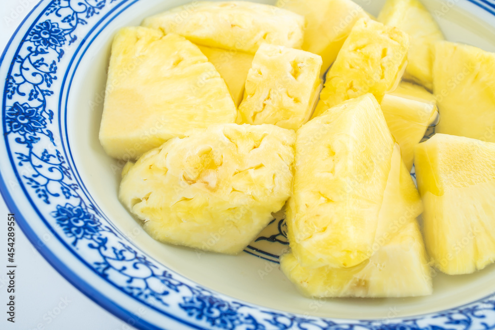 Soak pineapple in salt water Soak pineapple in salt water