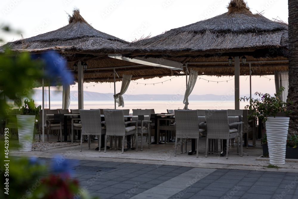 Chorwacka poranna plaża, stoliki z restauracji przy przy plaży w miejscowości Podgora. - obrazy, fototapety, plakaty 