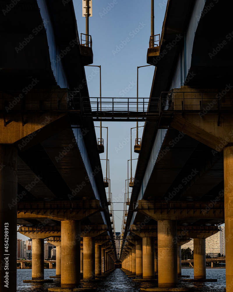 Fototapeta premium Under the bridges.