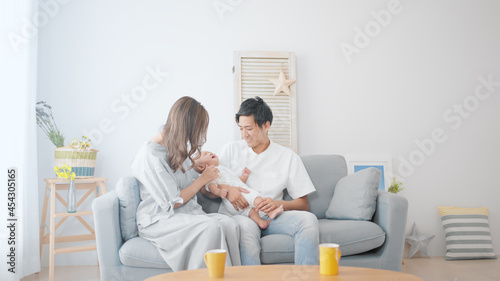 赤ちゃんをあやす両親