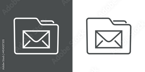 Icono bandeja de entrada de correo electrónico. Silueta de carpeta con carta con lineas en fondo gris y fondo blanco photo