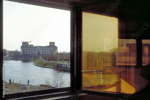 Blick aus dem Wachturm   ber die Spree  Reichstag  Todesstreifen  1990